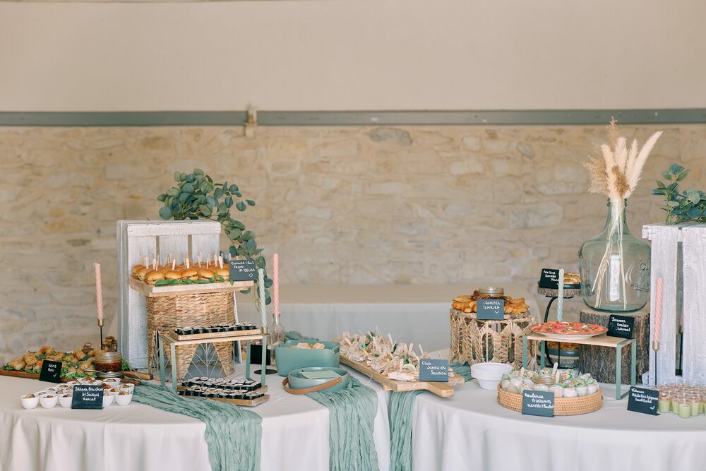 buffet dressé dans la salle de réception