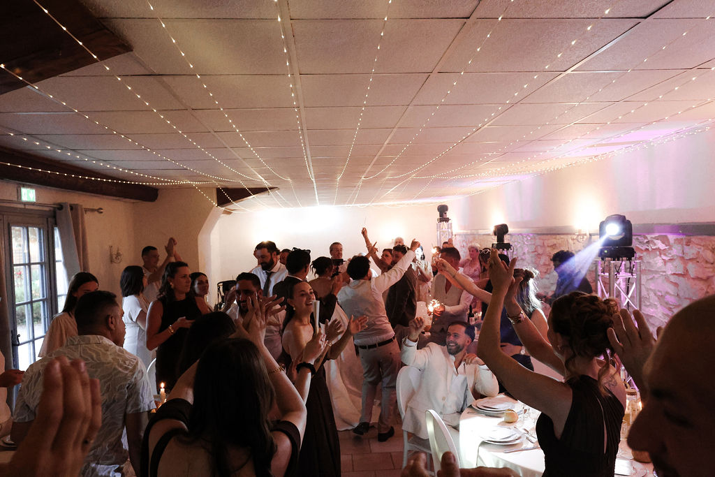 Danse salle Hacker couple de mariés dansant dans la cour du mas