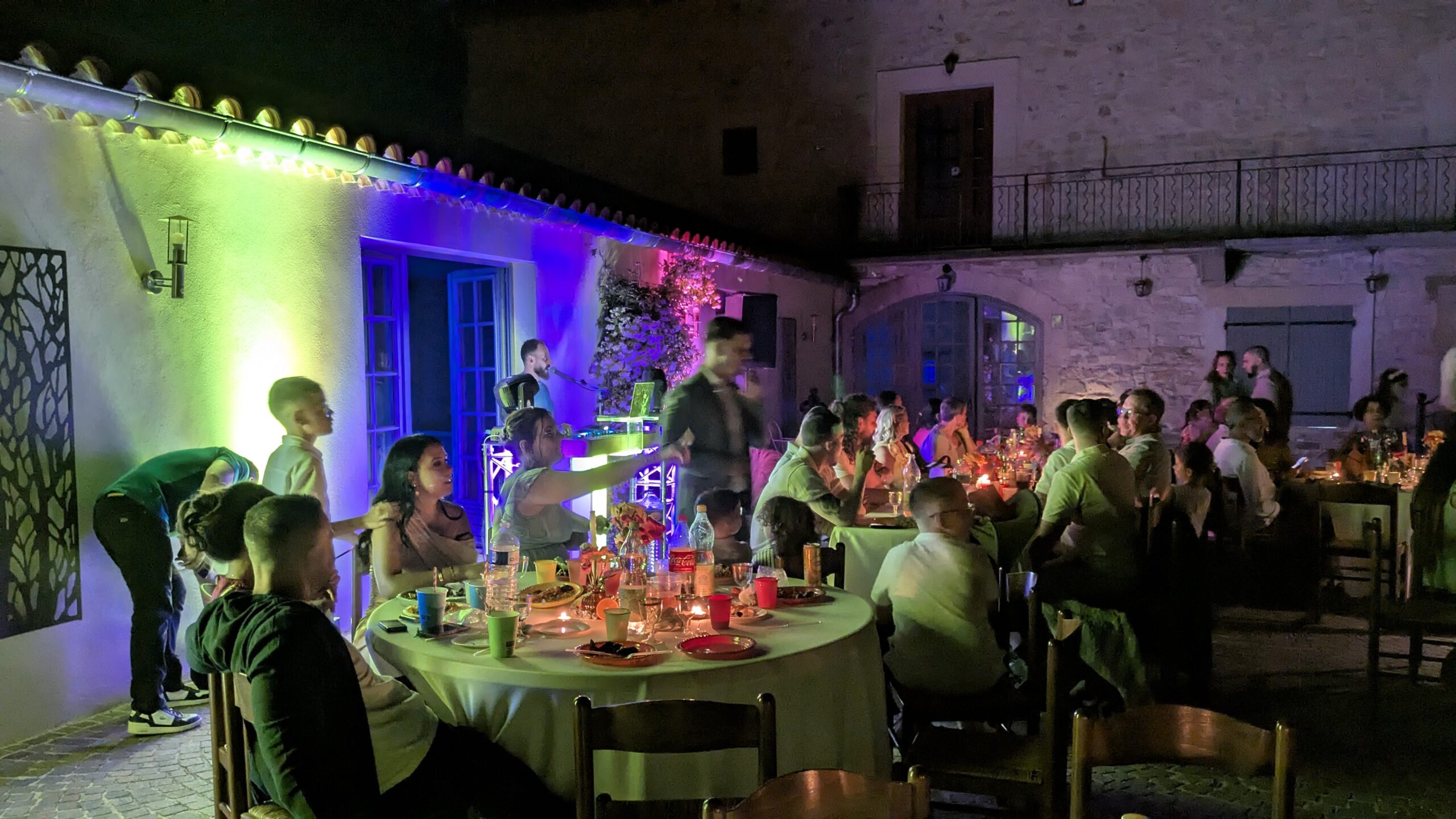 dine dans la cour diner dans la cour du mas en soirée