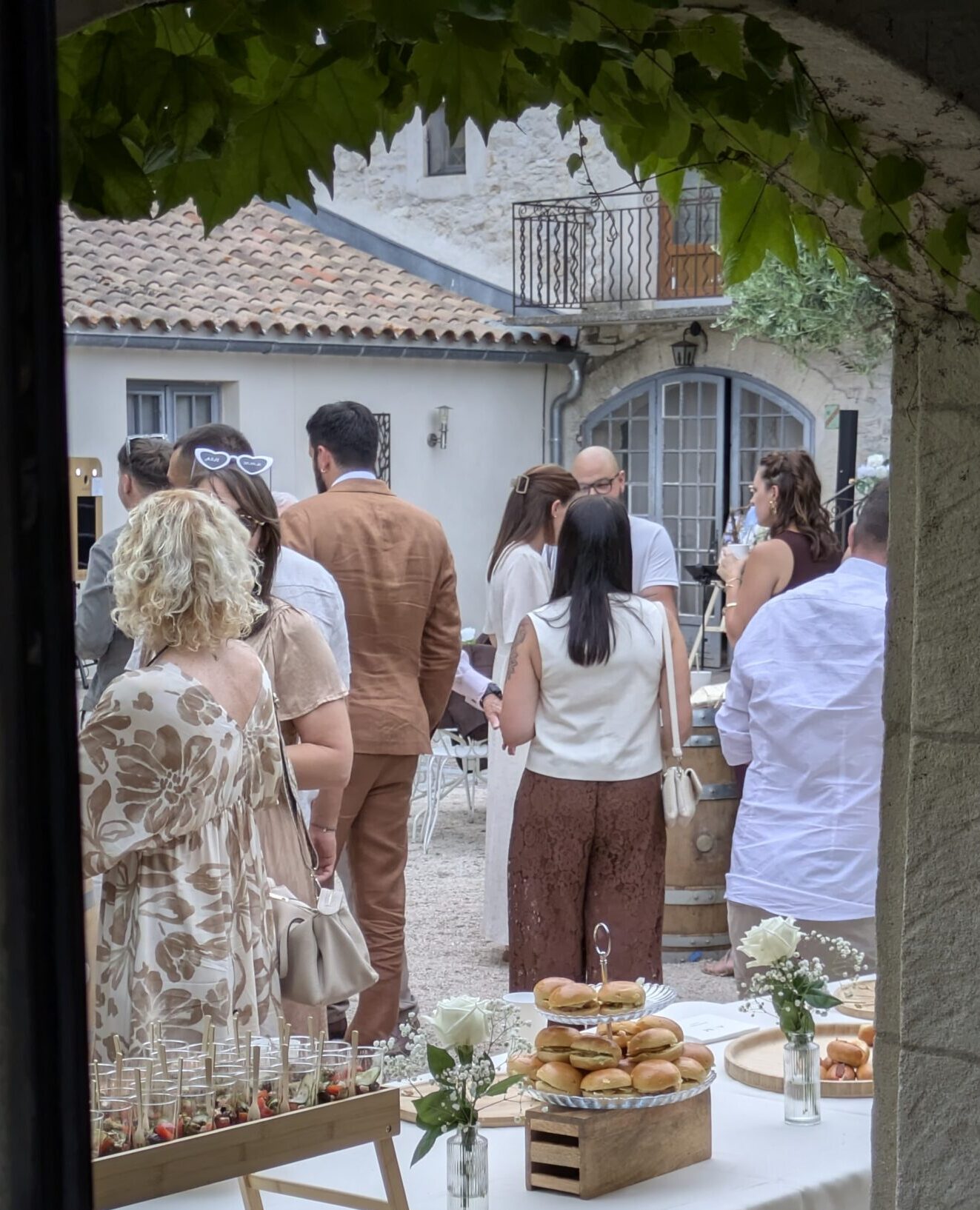 convives qui se retrouvent pour un repas décontracté dans la cour