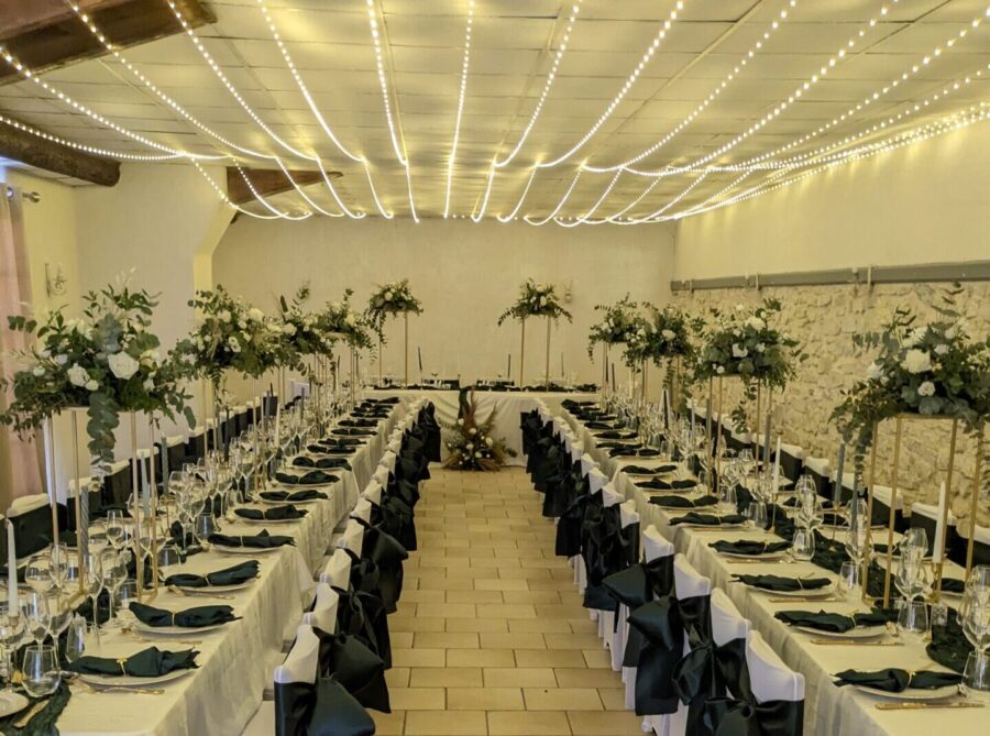 salle de réception en configuration longues tables