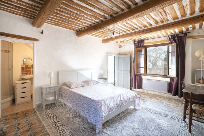 CHAMBRE PROVENCALE AVEC PLAFOND BOIS