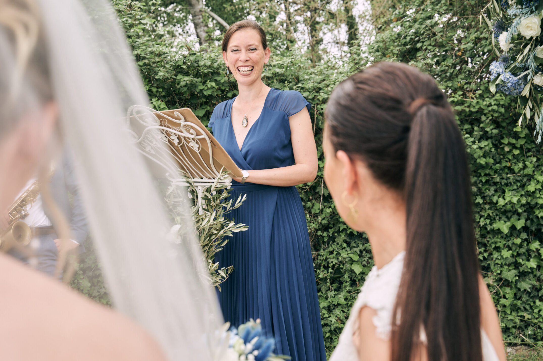 cérémonie laïque célébrée par Alexandra au sein du jardin du mas