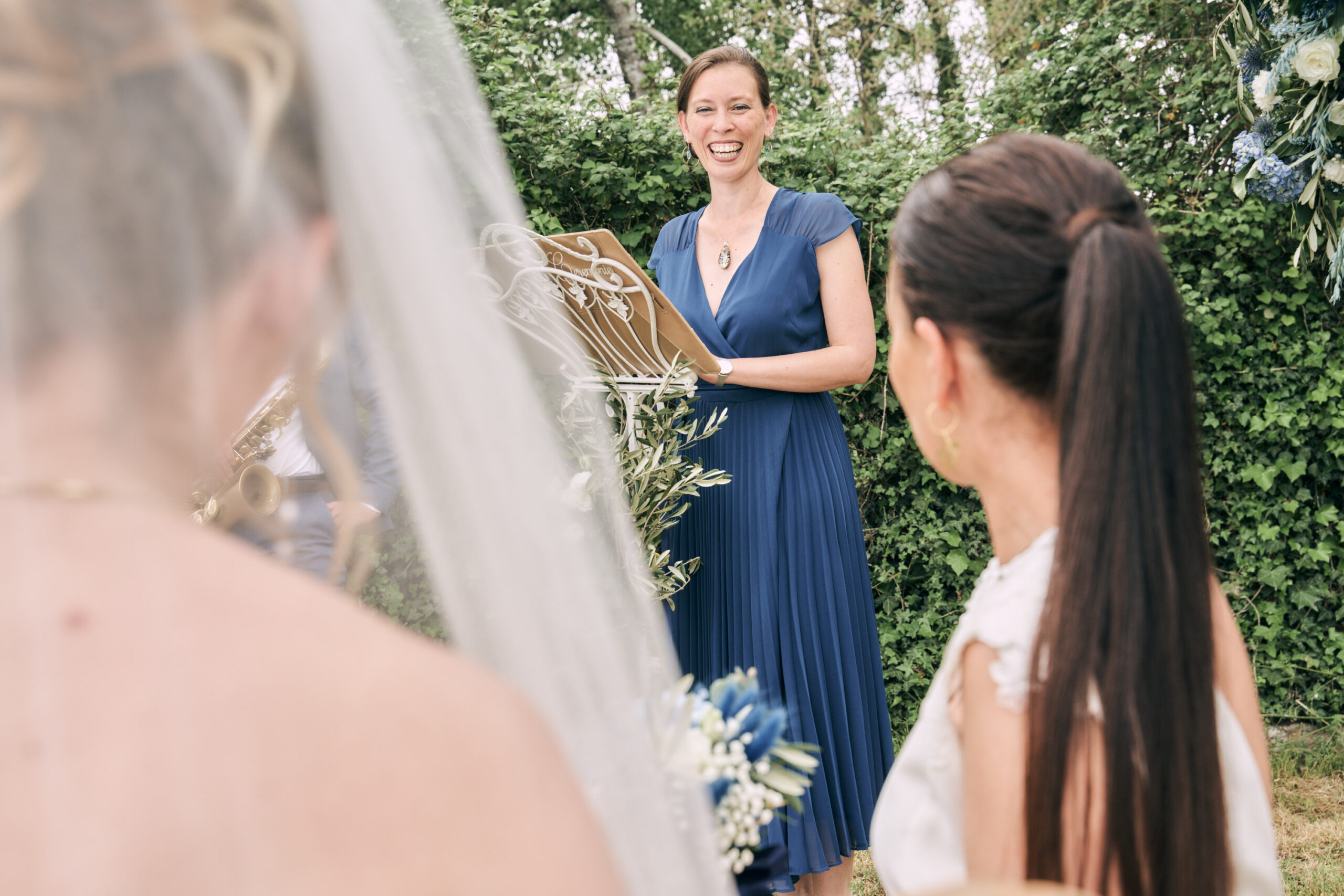 cérémonie laïque célébrée par Alexandra au sein du jardin du mas