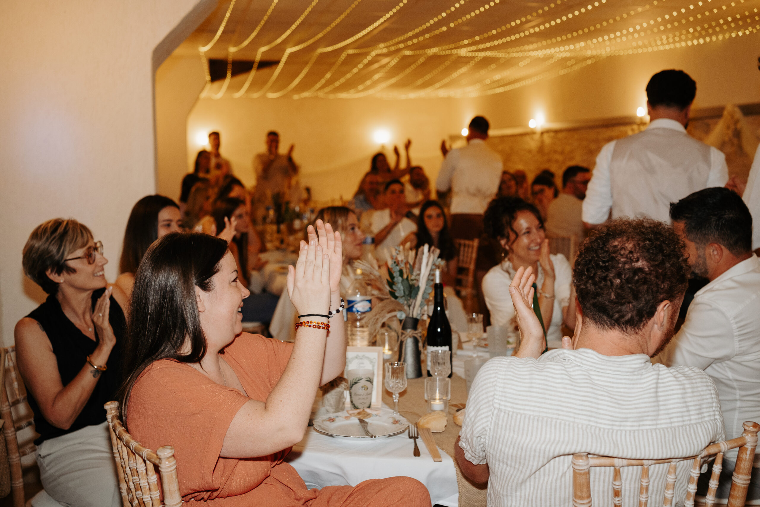 invités festifs dans la salle de réception