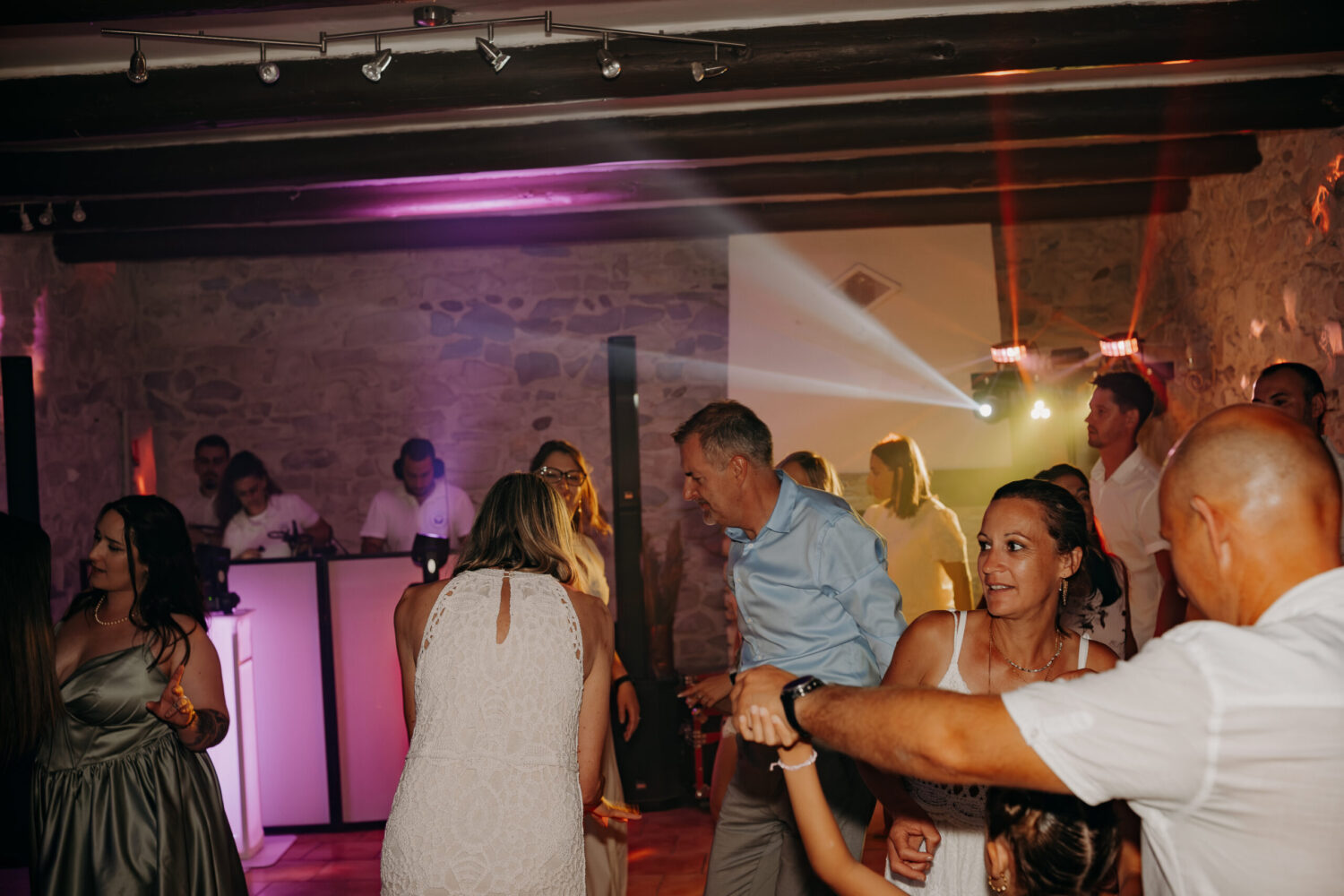 monde qui danse dans la salle de réception éclairée