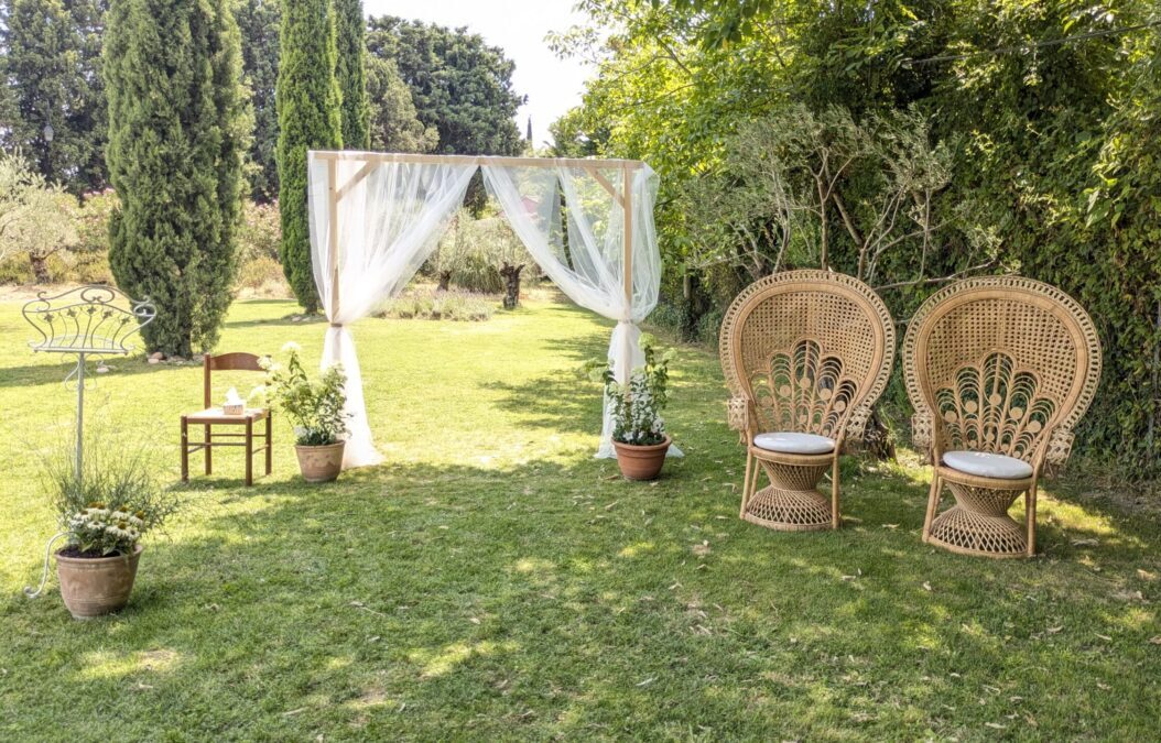 espace cérémonie aménagé dans le jardin