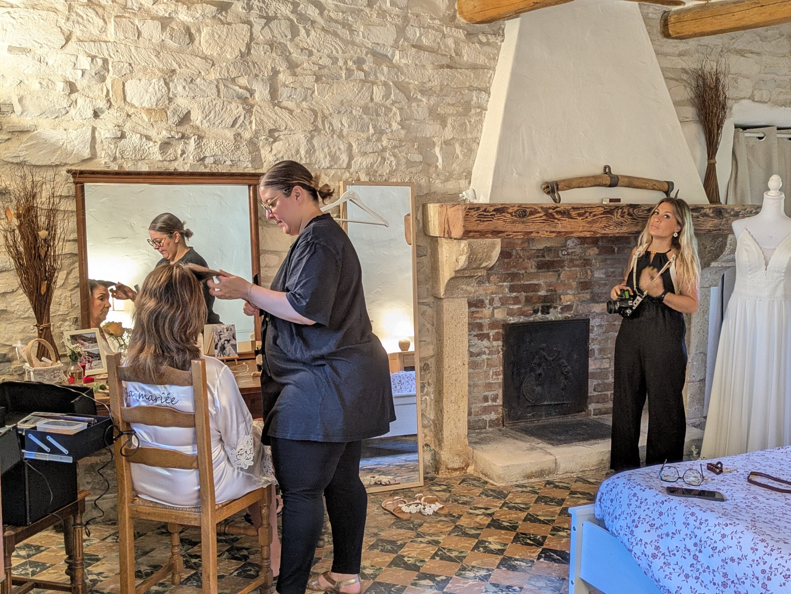 maquilleuse en train de préparer la mariée