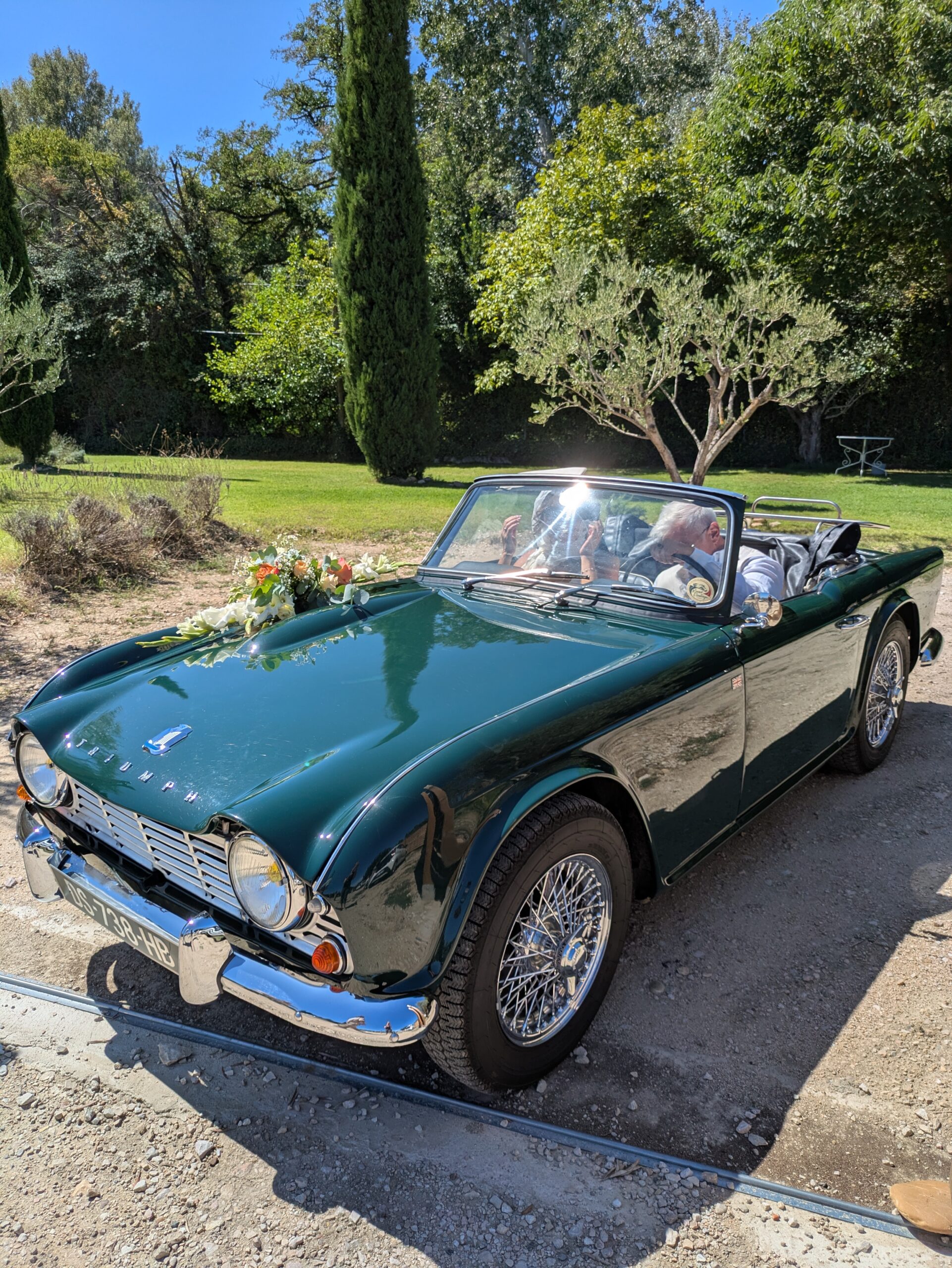 sortie des mariés dans une voiture de collection